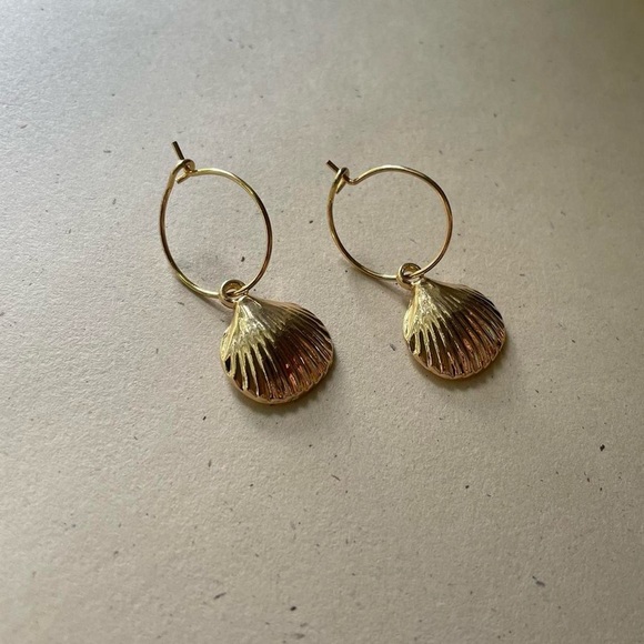 Gold Shell Hoops Earrings - Picture 3 of 4